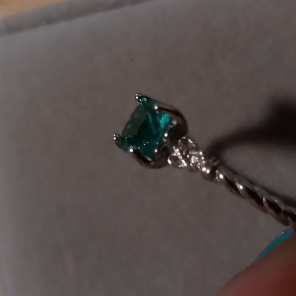 Sterling silver simulated apatite diamond  princess cut in 925 twisted band. - Picture 4 of 4